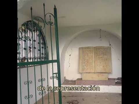El libro en piedra del Cementerio Laico de Curití.
