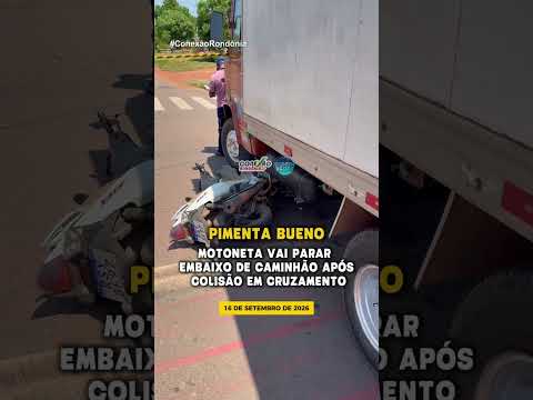 Motoneta vai parar embaixo de caminhão após colisão em cruzamento