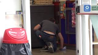 sfonda-con-l-auto-la-vetrina-di-un-bar-panico-in-citta