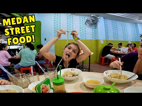 $2 Indonesian Noodles (Cengmi Ayam Babi) in Medan, Indonesia 🇮🇩 | Bule Makan Makanan Indonesia