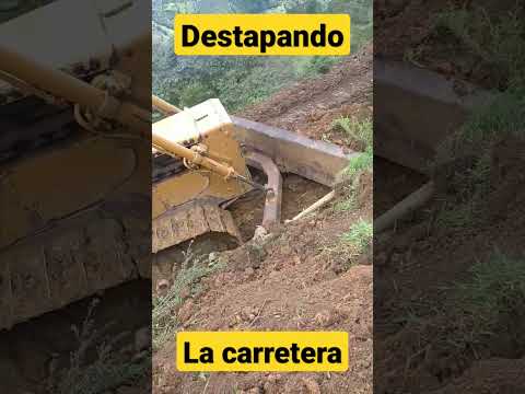 Máquina haciendo una carretera #shorts