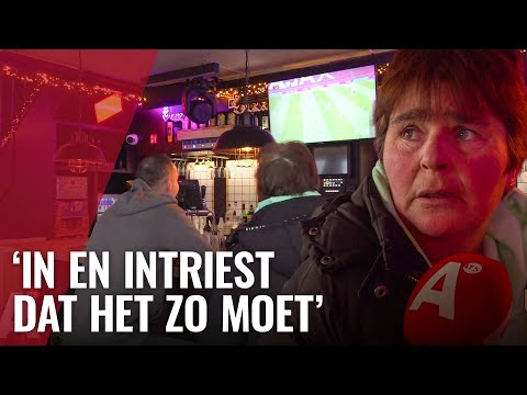 Ajax kijken in leeg café naast Arena