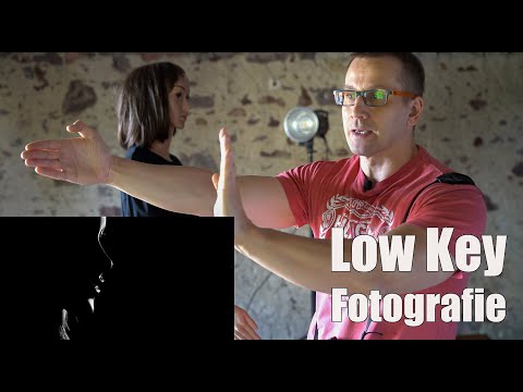 Low Key Fotografie - nur eine Lichtkante / schmales Streiflicht setzen  //  WOLF - PHOTOART