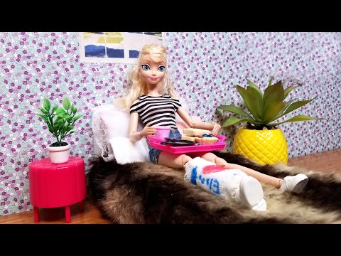 First Day with the leg cast ! Elsa and Anna toddlers help with recovery