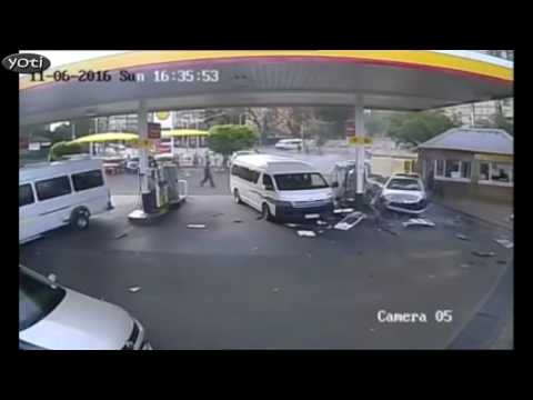 VW Golf 7 GTI Crash into Petrol station