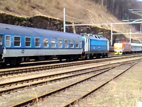 ČD 362 042-4  v Najbrtu projíždí satnicí Adamov