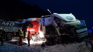 preview picture of video 'Schwerer Unfall auf der A3 - 7 LKW´s und ein PKW - Zwei Tote 13.03.2013'