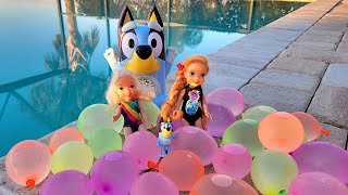 Download lagu Balloon splash ! Elsa & Anna toddlers & Bluey - bubbles & water fun mp3