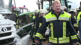 preview picture of video 'Trecker rammt Lkw - Fahrer im Führerhaus eingeklemmt.mpg'