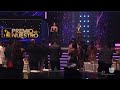 Gilberto Santa Rosa le Entrega El Premio a La Trayectoria a Víctor Manuelle - VMFANSCLUBUSA Gilberto Santa Rosa le Entrega El Premio a La Trayectoria a Víctor Manuelle