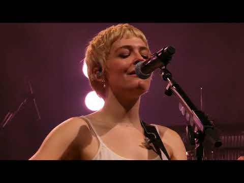 Maggie Rogers - "Different Kind Of World" (Live in Boston)