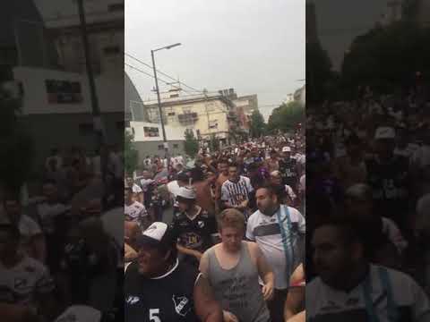 "Che cervecero mirá que distintos somos" Barra: La Peste Blanca &bull; Club: All Boys