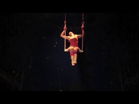 Solo static trapeze act by Judith Erlen - vom Fliegen und Fallen