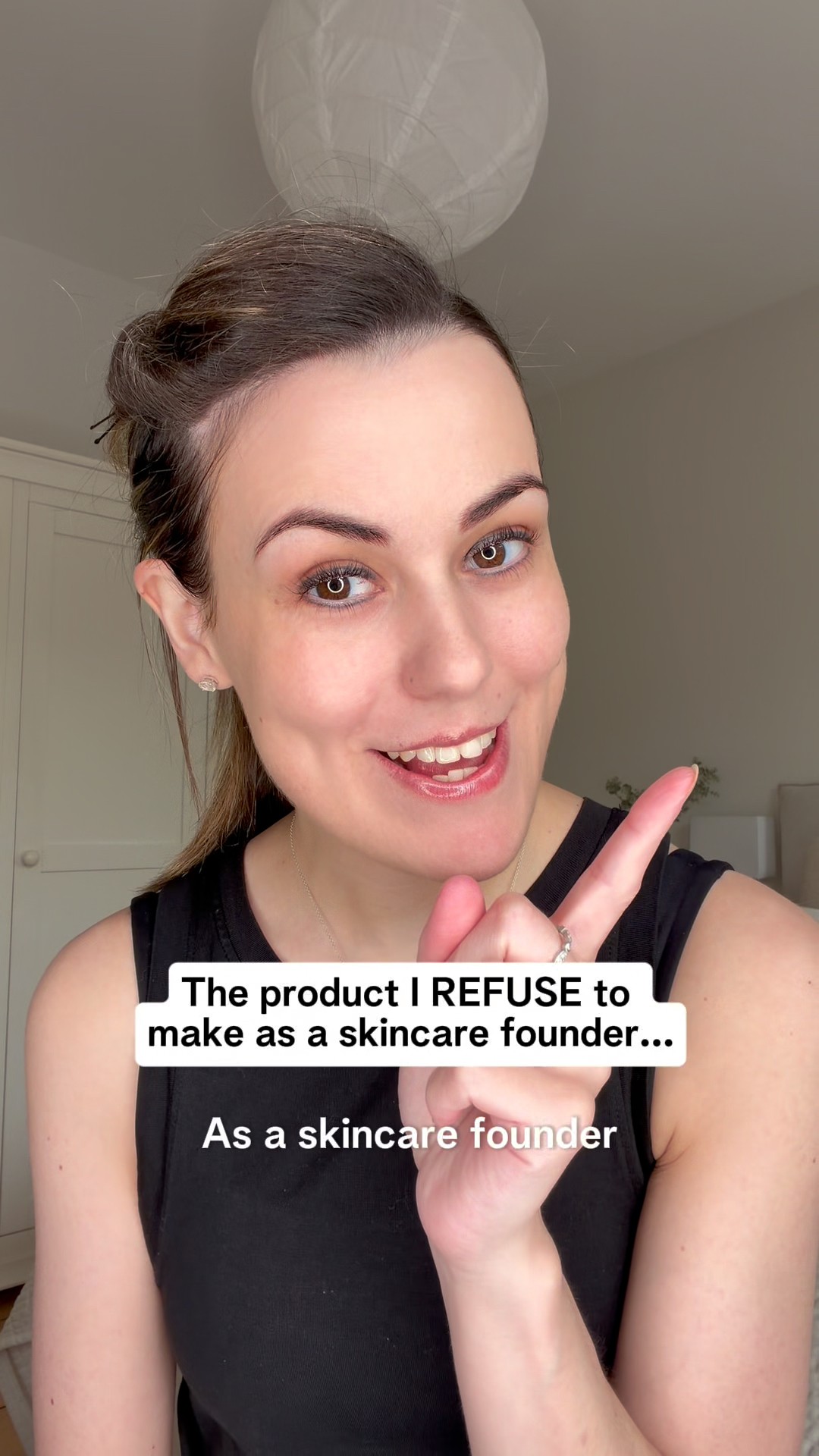 Tak ada yang lebih penting dari perawatan leher! 🙈 Jangan lewatkan langkah ini dalam rutinitas skincare kamu ya!✨