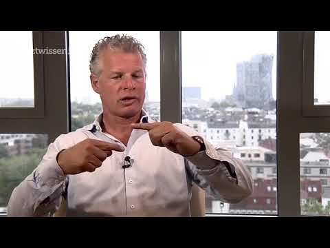 How do you treat a broken collarbone (clavicle fracture)?