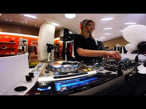 DJ Anya @ Bloomingdale's Dubai Mall