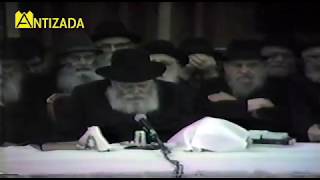 הרבי מליובאוויטש משתתף בניגון ג' תנועות - התמונה מוצגת ישירות מתוך אתר האינטרנט יוטיוב. זכויות היוצרים בתמונה שייכות ליוצרה. קישור קרדיט למקור התוכן נמצא בתוך דף הסרטון