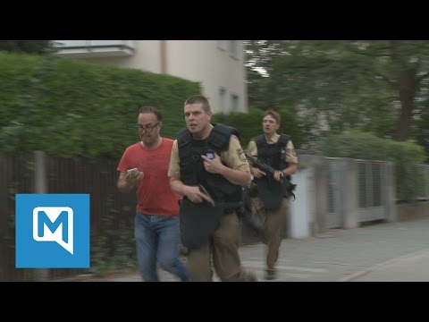 Amoklauf in München: Polizisten rennen die Hanauer Straße entlang