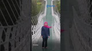 Gubernur Jawa Timur Khofifah Terpeleset saat Uji Coba Jembatan Kaca di Kompleks Wisata Gunung Bromo
