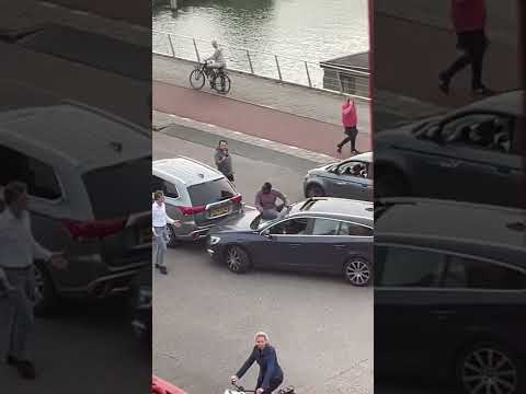 Mafklapper springt door voorruit.