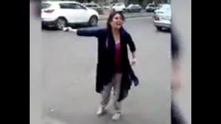 یک زن ایرانی در رشت عمامه آخوند را به زمین پرت کرد