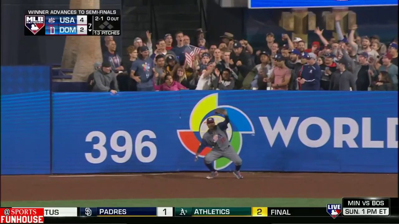 ADAM JONES ROBS MANNY MACHADO OF HOME RUN IN WBC