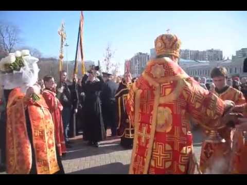 Тамбовчане получили Благодатный огонь во время Крестного хода