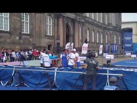 I complimenti degli azzurri agli avversari al termine della finale per il titolo iridato