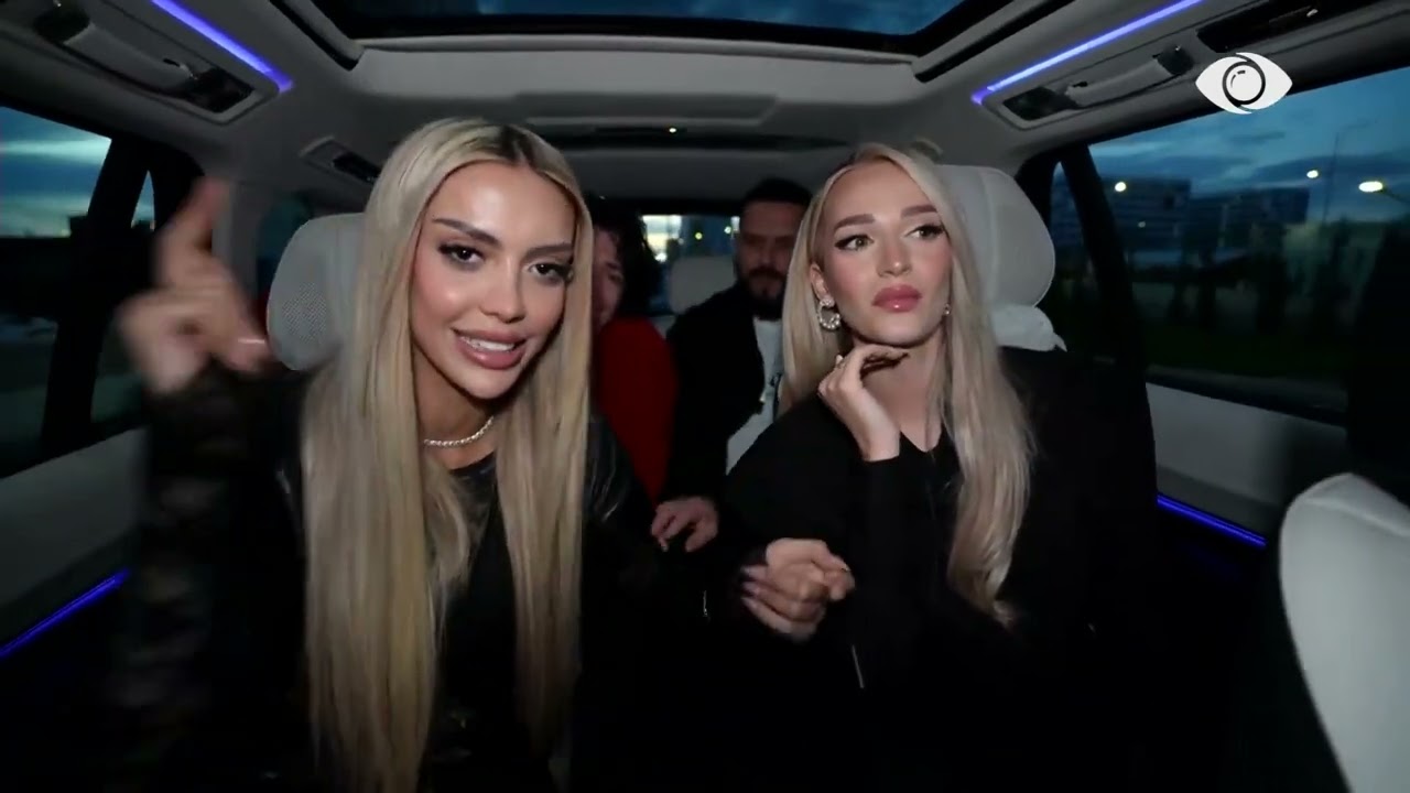 Banorët përshëndesin njerëzit gjatë xhiros së tyre me makinë