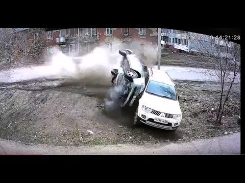 Эффектный полет с переворотом в припаркованный внедорожник Mitsubishi