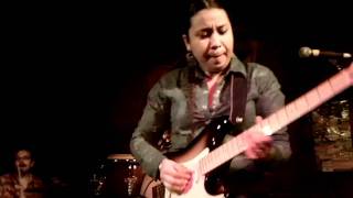 La Santa Cecilia Performs "La Negra" at Emo's