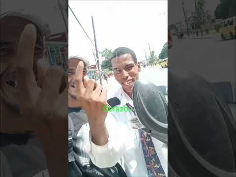 Regalan un carrito nuevo al “chofer de La Lisa”, el joven que maneja guaguas imaginarias en La Haban