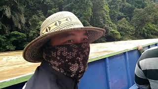 preview picture of video 'Transportasi Sungai Mentarang Hulu di Perbatasan Kabupaten Malinau (RI) -  Malaysia'