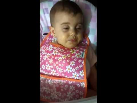 Não sabe se come ou dorme por isso chora