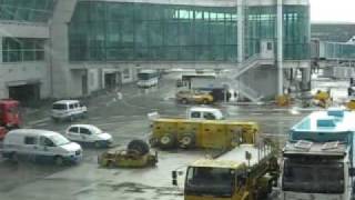 preview picture of video '인천공항 출발 게이트(2008.01.21)'