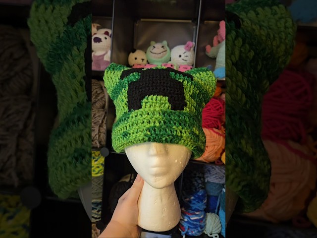Vídeo relacionado con Minecraft Conjunto de gorro, guantes y bufanda para niño | Gorro de invierno con pompón de punto verde de talla única para niños | Guantes cálidos y bufanda con cara de personaje Creeper