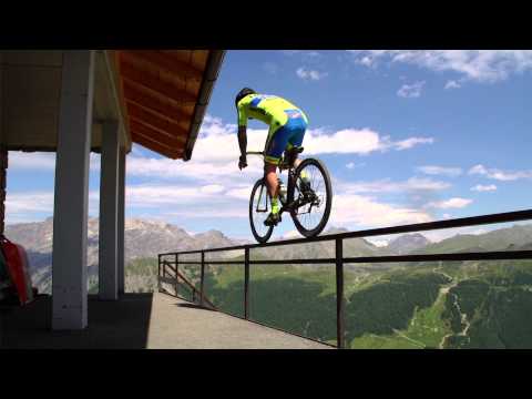 Aqui esta Vittorio Brumotti haciendo virguerias con la bici de carreras hqdefault - Aqui esta Vittorio Brumotti haciendo virguerias con la bici de carreras