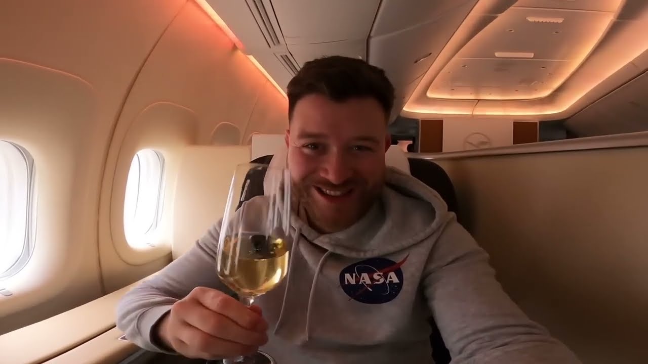 Lufthansa First Class Lounge (Wining & Dining) thumbnail