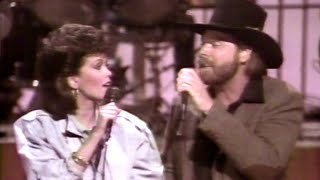 Marie Osmond &amp; Dan Seals - &quot;Meet Me In Montana&quot; (Live 1985)