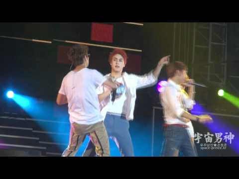 [FANCAM] 110814 DooWoon's crazy dance Ver.2 @ Uηitεd Cubε CoηceяT #37