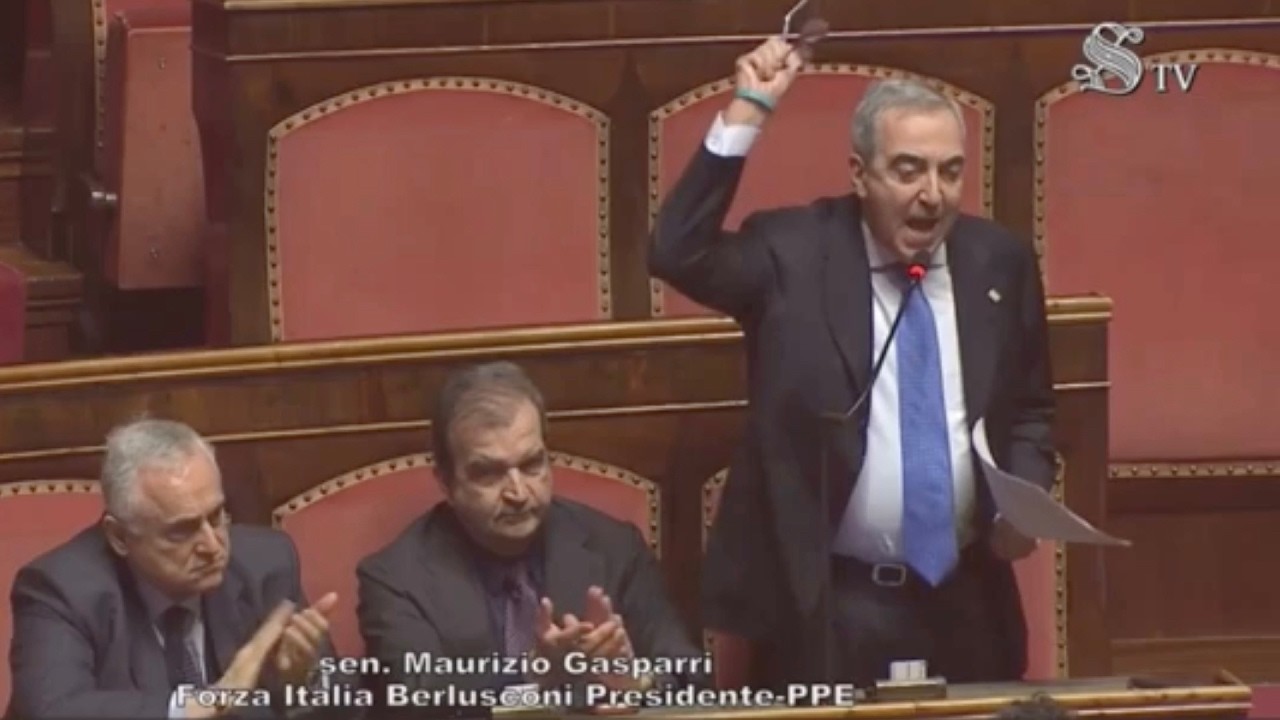 GASPARRI: "SINISTRA IPOCRITA, D'ALEMA BOMBARDAVA NEL '99  SENZA AVVISARE IL PARLAMENTO"