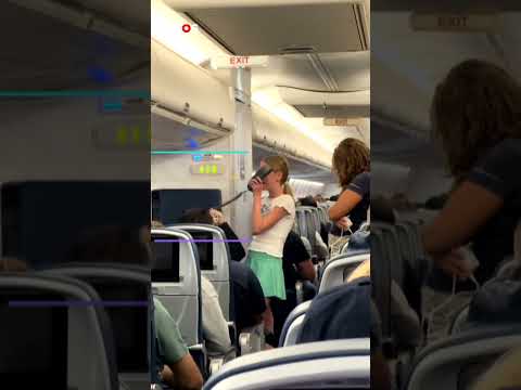 Meisje zingt liedje tijdens vlucht, maar krijgt veel haat