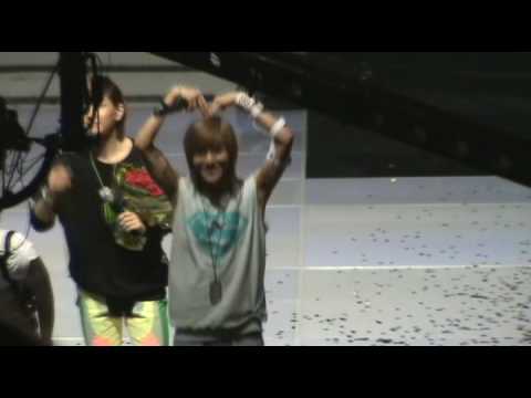 100730 Happy Taemin making heart sign to fans @ MB(won #1)