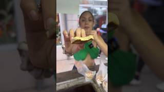 Colombiana prueba las AREPAS mexicanas por primera vez