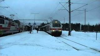 Express train 705 departing Kuopio station with Sr2-locomotive