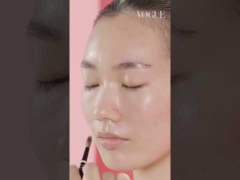 スティックで作る、発光ツヤ肌。 (スティックハイライトで作る、発光ツヤ肌。| VOGUE JAPAN #Shorts #TripleTake #メイク)