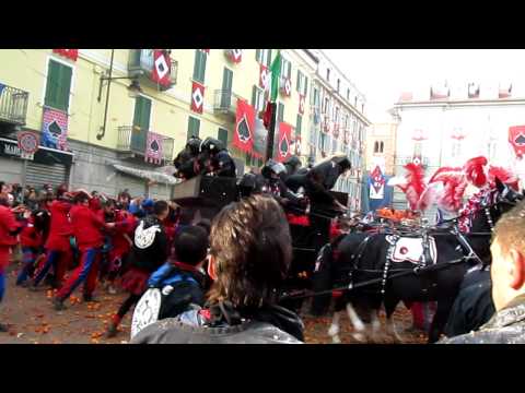 Carnevale di Ivrea 2012 Aranceri la Morte Vs Boia del Tiranno   [HD]