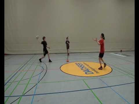Doppelstunde Handball - 11a Passen und Fangen in der Dreiergruppe mit einem Ball