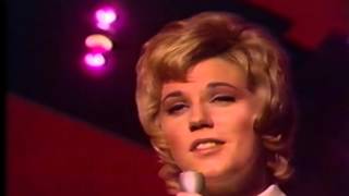Anne Murray Sings &quot;Christmas Wishes&quot;