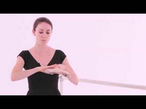 ポアントシューズの履き方｜バレエダンス (How to Break in Pointe Shoes | Ballet Dance)